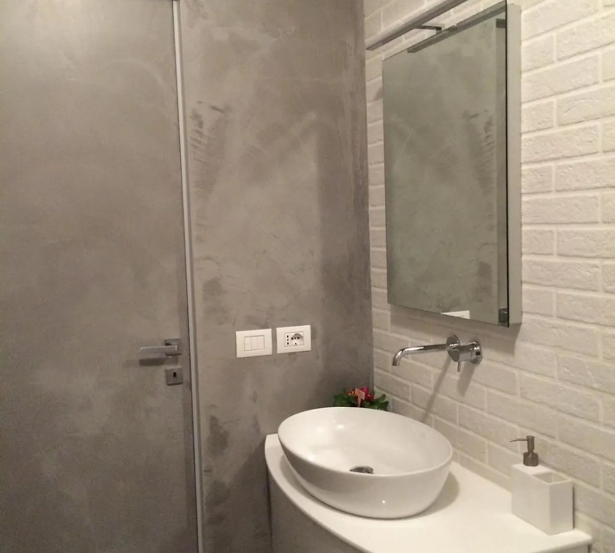 Cozy Apartment In Paolo Sarpi With Balcony Milan